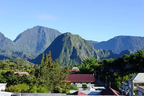 Photo du Piton d'Anchaing à Salazie, Ile de La Réunion, cette photo illustre l'agence de communication Piton, solide, rassurant sur qui on peut se reposer, stable, efficace